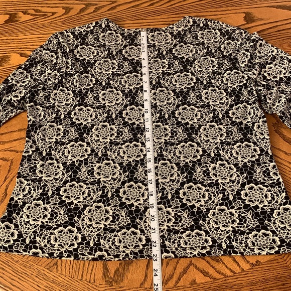 Modest Briggs New York 3/4 sleeve black and white flower shirt - Picture 6 of 10